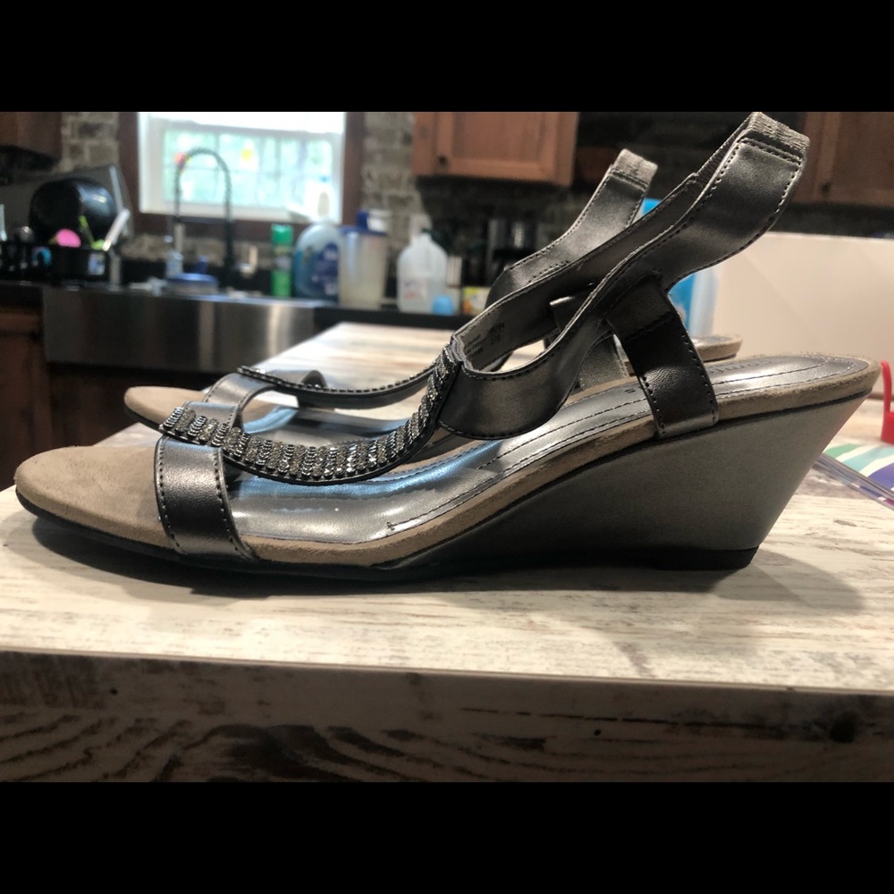 9W Dressy Sparkly Wedges